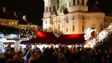 Prague, Çek Cumhuriyeti - Aralık 2013: dekorasyon - eski şehir Meydanı - arka planda parlıyor ile kare - insanlarla Noel pazarı (dükkan)