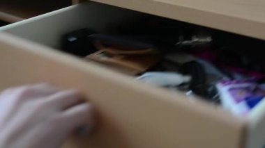 el açar ve farklı şeyler çekmecenin kapatır (close up)