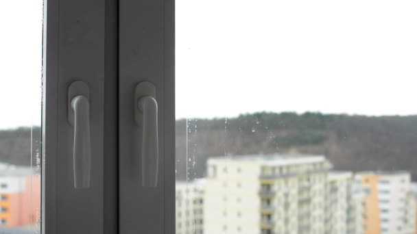 Kézi megnyílik, és egy egész ablak bezárása (közelről) - házak a háttérben — Stock videók