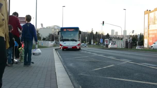 Ruchliwą ulicę i przystanku autobusowego, z ludźmi (timelapse) — Wideo stockowe