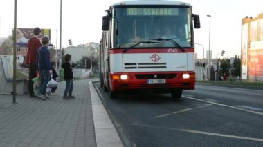 işlek cadde ve kişi ile otobüs durağı