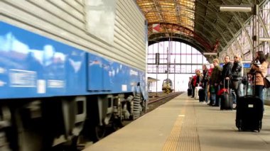 insanlar tren istasyonu (banliyö) bekleyin ve istasyonda tren geldiğinde