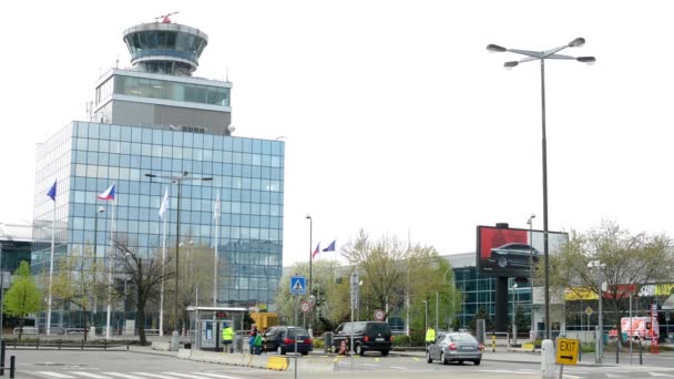 Аэропорт Прага - диспетчерская башня с землей — стоковое видео