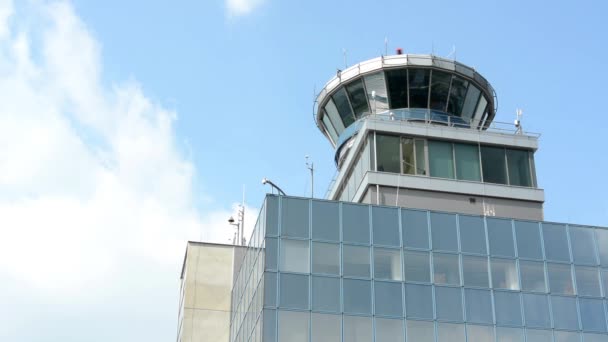 プラハ空港の管制塔 — ストック動画