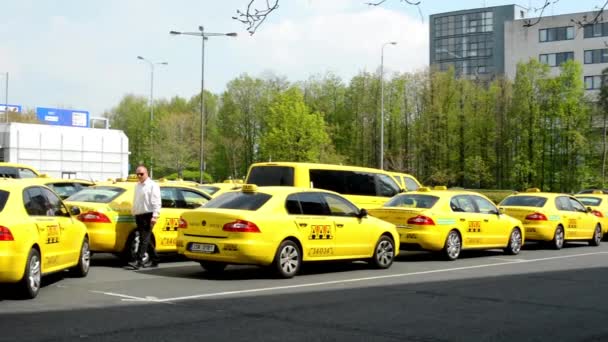 Estacionamento com carros de táxi — Vídeo de Stock