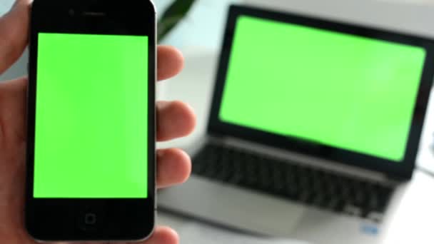 Smartphone con portátil (pantalla verde) - afilado de móvil a portátil — Vídeos de Stock