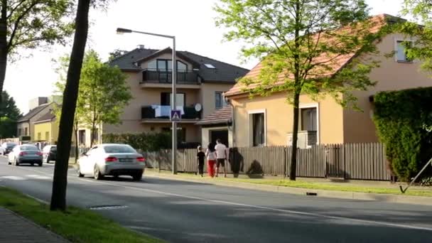 Urban street i staden med hus och träd. — Stockvideo