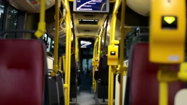 insanlar otobüs. Kırmızı koltuk.