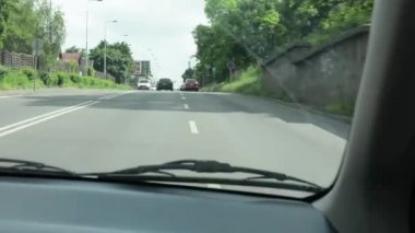 arabada - arka planında kentsel sokak sürmek