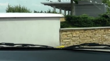 bir adam bir araba kullanıyor - araba park içine girin