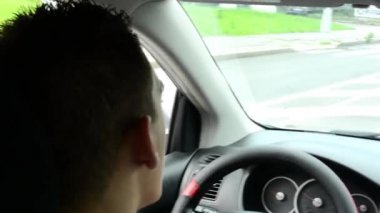 bir adam bir araba - kentsel arka sokakta kullanıyor