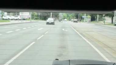 за кермом автомобіля - вистрілив заднього скла. тремтячим руху