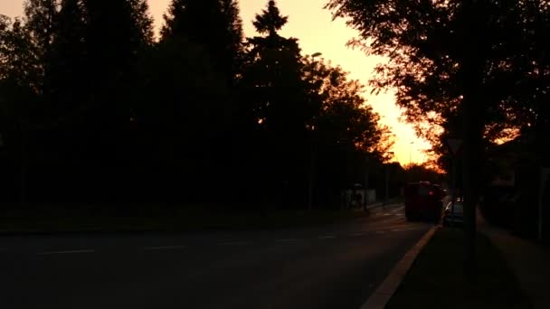 Scadenza del tramonto. Strada con auto e persone e natura . — Video Stock