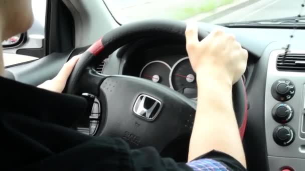 Un hombre conduce un coche - rueda — Vídeos de Stock