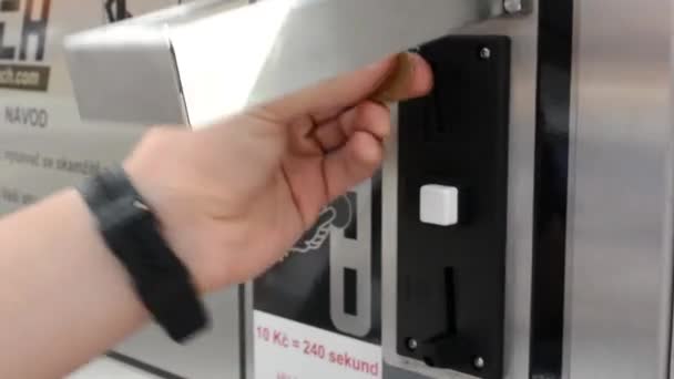 Человек вставляет монету в автомат — стоковое видео