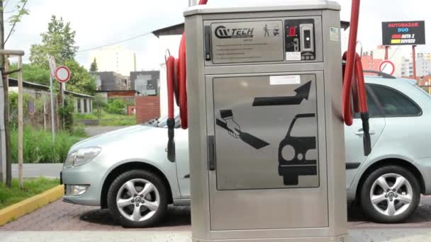 Μηχανή για το σκούπισμα με ηλεκτρική σκούπα με παρκαρισμένο αυτοκίνητο — Αρχείο Βίντεο