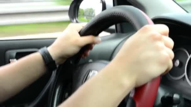 Un homme conduit une voiture - roue — Video