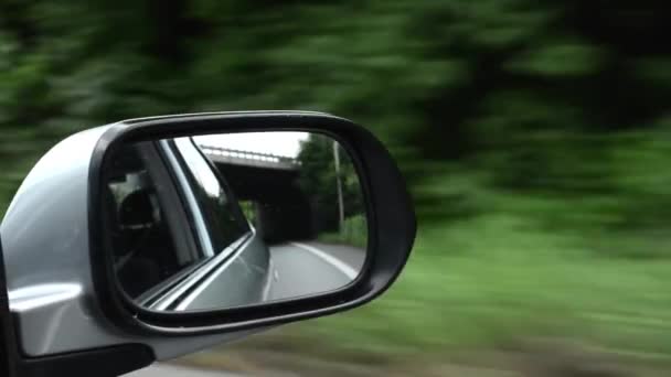 Paseo en el coche - reflejo en el espejo retrovisor — Vídeo de stock