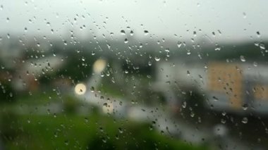 Timelapse: yağmur - pencere üstünde su damlaları. şehir içinde geçmiş (bulanık shot)