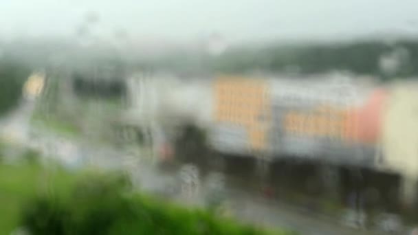 Lluvia - gotas de agua en la ventana (vidrio). Resharpening de la ciudad en ventana — Vídeo de stock