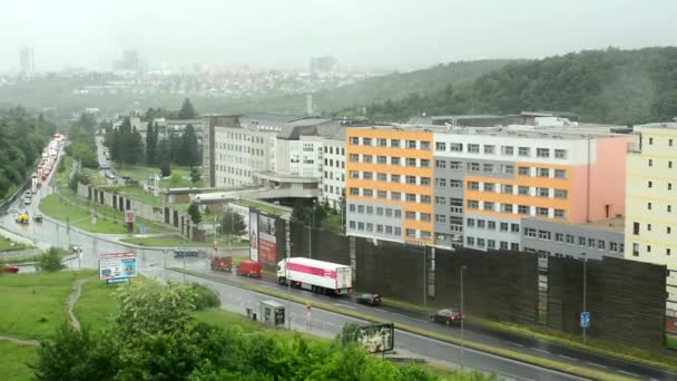 Pencere, pencere görünümü City üzerinde yağmur - su damlaları — Stok video