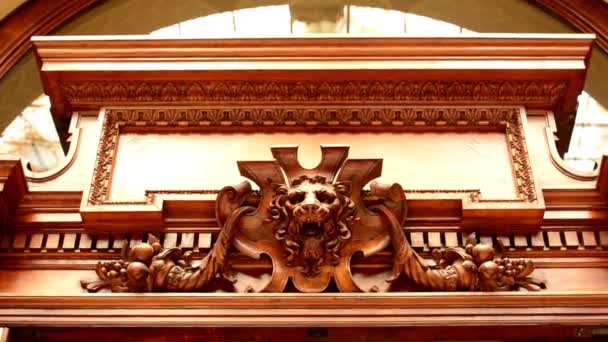 Historische gebouw - decoratie - houten Leeuw — Stockvideo