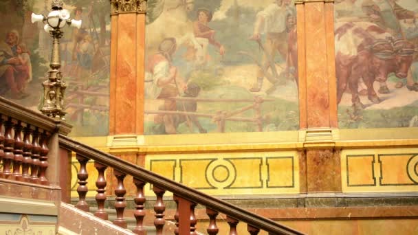 Barandilla decorativa - un edificio histórico (interior). Pintura en segundo plano — Vídeos de Stock