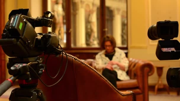 Interview mit Frau - Fernsehkameras (Studio) - historische Interieur ... Interview mit Frau - Fernsehkameras (Studio) - historische Interieur ...