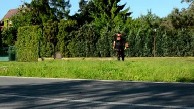 adam otu (Kamu Hizmetleri) - çim kesici keser