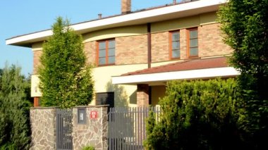 Aile doğa - kentsel sokak (şehir ile ev)