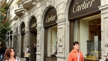 insanlar - cartier lüks dükkanla (dış). Prag'da Paris Caddesi.