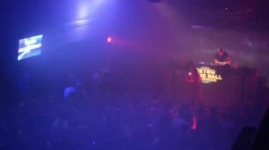 insanlar dans bir partide (disco) - sahne ışıkları