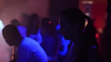 üst kattaki parti insanlar bir partide (disco) - insanlar dans izle