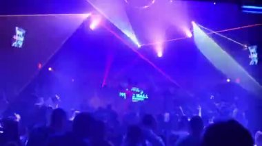 insanlar dans bir partide (disco) - sahne ışıkları
