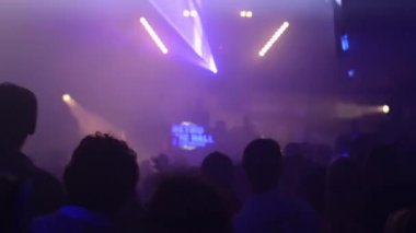 insanlar dans bir partide (disco) - sahne ışıkları
