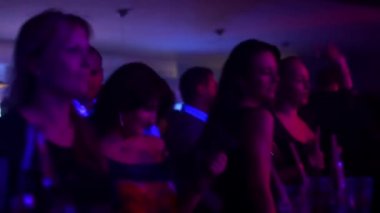 insanlar dans partisi (disco) - sahne ışıkları - çekici kadın dans
