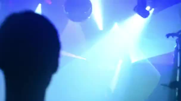 Pessoas dançando em uma festa (discoteca) - luzes de palco — Vídeo de Stock