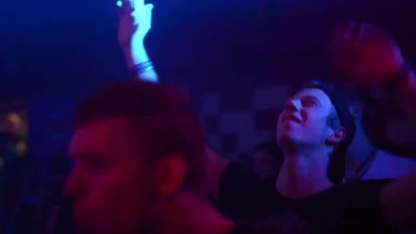 Люди танцуют на вечеринке (дискотека) - огни сцены — стоковое видео