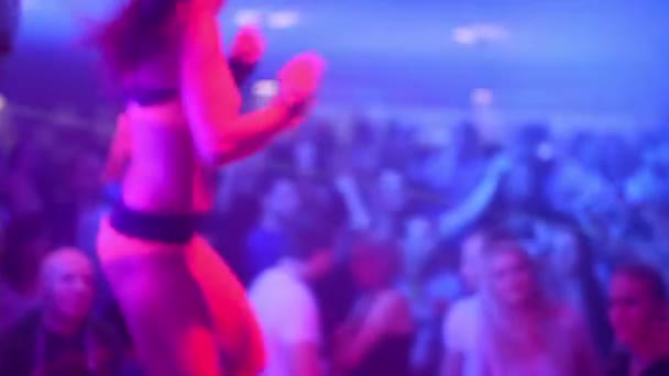 Mensen dansen op een feestje (disco) - erotische vrouw dansen met fase lichten — Stockvideo