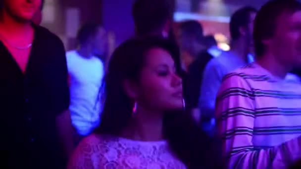 Mensen dansen op een feestje (disco) - aantrekkelijke vrouw dansen — Stockvideo
