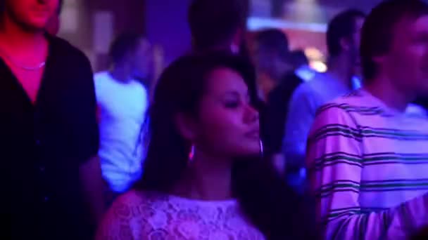 Pessoas dançando em uma festa (discoteca) - mulher atraente dançando — Vídeo de Stock