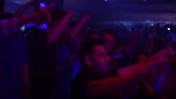 Les gens dansent lors d'une fête (discothèque) - lumières de scène — Video