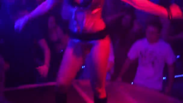 Menschen tanzen auf einer Party (Disco) - erotische Frau tanzt mit Bühnenlicht — Stockvideo