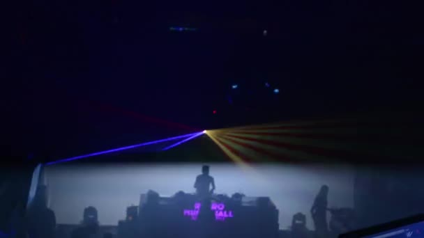 Menschen tanzen auf einer Party (Disco) - Bühnenbeleuchtung — Stockvideo