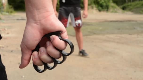 Adam adam knuckle-duster ile-açık havada tehdit. — Stok video