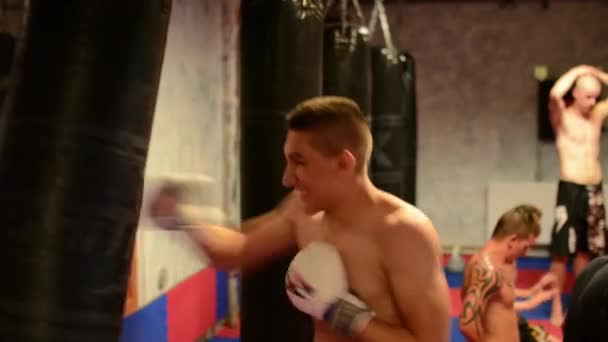 男人运动-搏击运动 （拳击袋里）-在健身房 — 图库视频影像