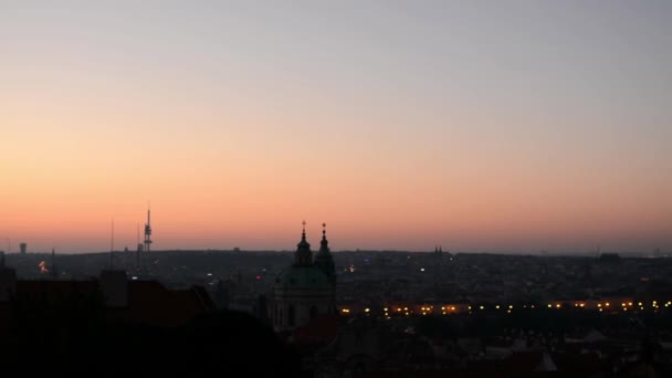 Salida del sol sobre Praga - techos de edificios urbanos — Vídeo de stock