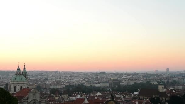 Východ slunce nad Prahou - střechy městských budov — Stock video