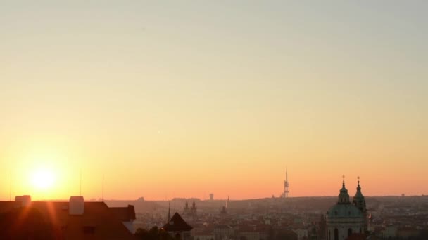 Prag - kentsel binaların çatıları üzerinden gündoğumu — Stok video