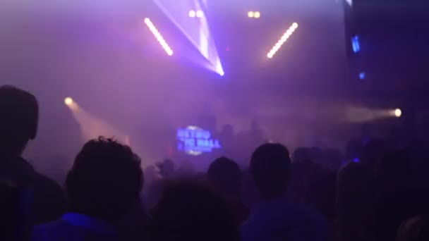 Menschen tanzen auf einer Party (Disco) - Bühnenbeleuchtung — Stockvideo